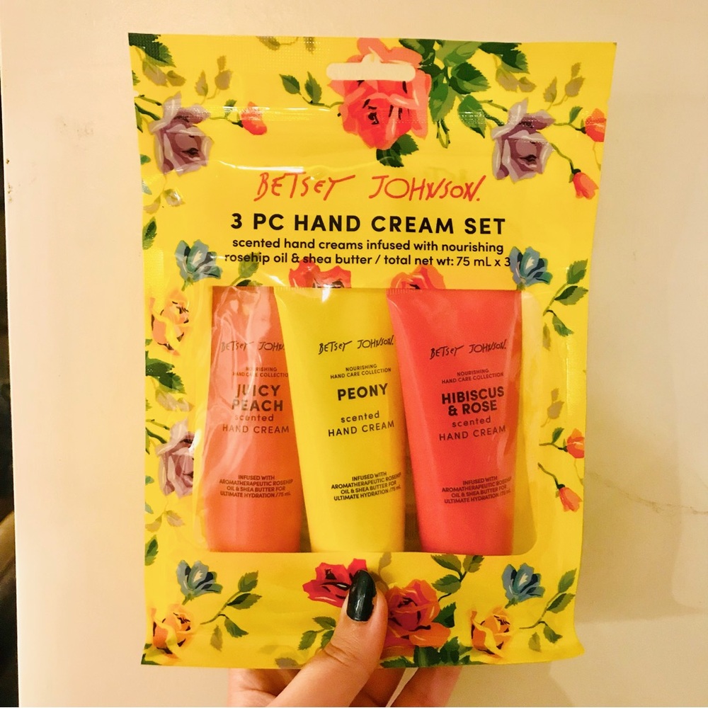 Betsey Johnson 3pc hand creme set *NWT*